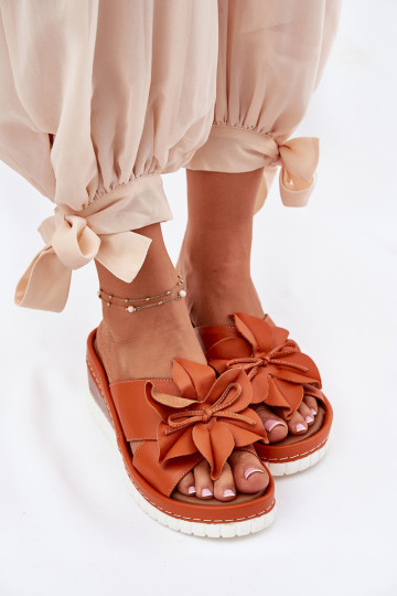 Chinelos de couro Feminino Em uma cunha Com decorações Uma flor Artiker 52C0505 cor laranja