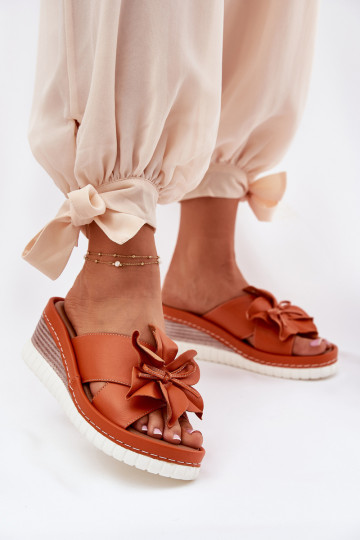Chinelos de couro Feminino Em uma cunha Com decorações Uma flor Artiker 52C0505 cor laranja 2