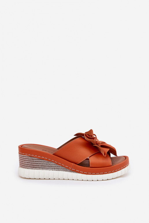 Chinelos de couro Feminino Em uma cunha Com decorações Uma flor Artiker 52C0505 cor laranja Chinelos de couro Feminino Em uma cunha Com decorações Uma flor Artiker 52C0505 cor laranja