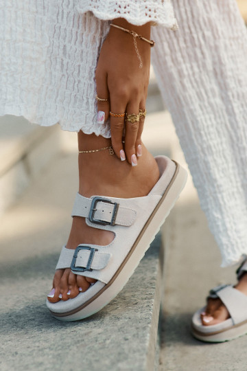 Chinelos femininos de camurça com fivelas D.Franklin DFSH405001 bege