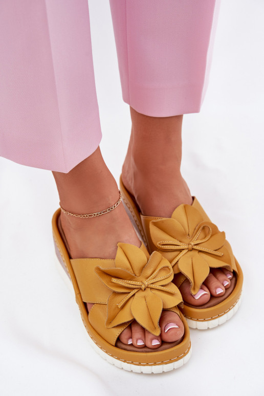 Chinelos de couro Feminino Em uma cunha Com decorações Uma flor Artiker 52C0504 cor amarela Chinelos de couro Feminino Em uma cunha Com decorações Uma flor Artiker 52C0504 cor amarela