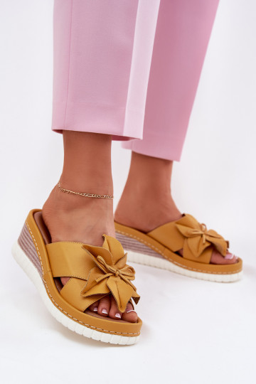 Chinelas femininas de couro com plataforma e decoração de flores Artiker 52C0504 amarelo 2