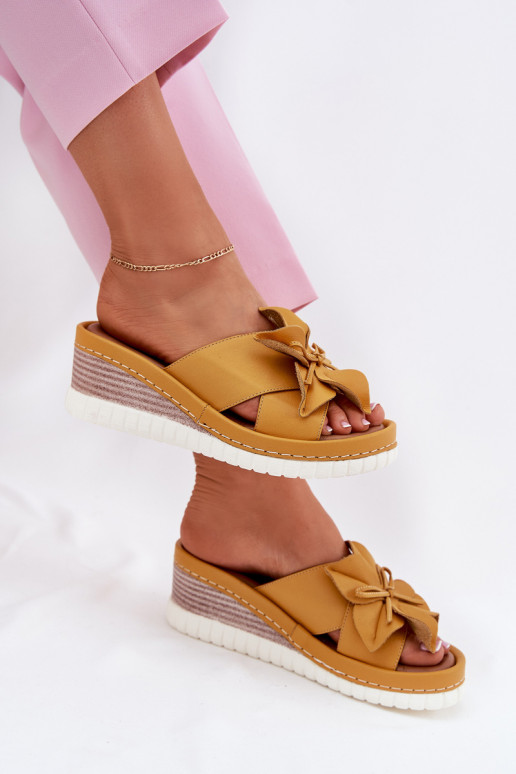 Chinelos de couro Feminino Em uma cunha Com decorações Uma flor Artiker 52C0504 cor amarela Chinelos de couro Feminino Em uma cunha Com decorações Uma flor Artiker 52C0504 cor amarela