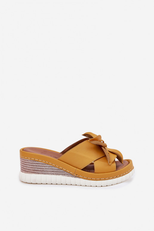 Chinelos de couro Feminino Em uma cunha Com decorações Uma flor Artiker 52C0504 cor amarela Chinelos de couro Feminino Em uma cunha Com decorações Uma flor Artiker 52C0504 cor amarela