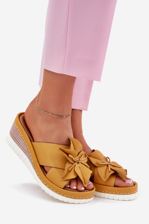 Chinelos de couro Feminino Em uma cunha Com decorações Uma flor Artiker 52C0504 cor amarela Chinelos de couro Feminino Em uma cunha Com decorações Uma flor Artiker 52C0504 cor amarela