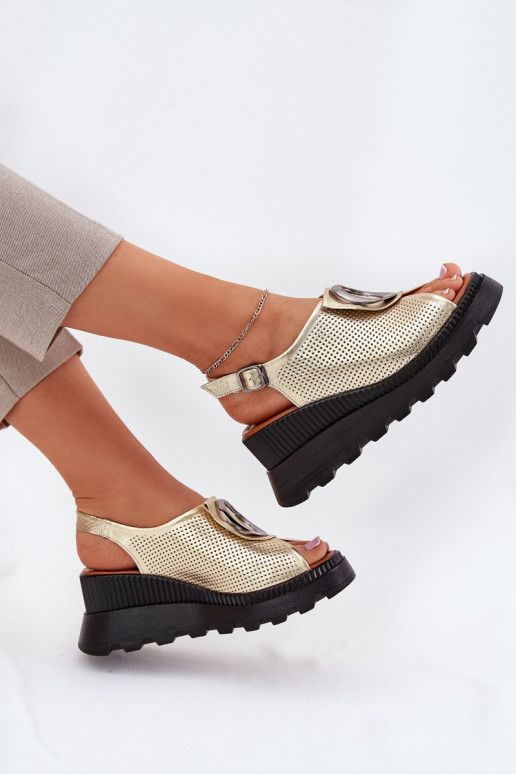 Sandálias femininas Feminino Em uma cunha com enfeites Artiker 56C0109 cor dourada