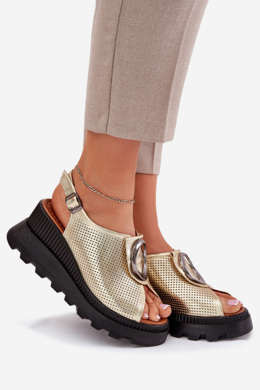 Sandálias femininas Feminino Em uma cunha com enfeites Artiker 56C0109 cor dourada