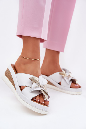 Chinelos de couro Feminino Em uma cunha Com decorações Uma flor Artiker 52C0537 cor branca