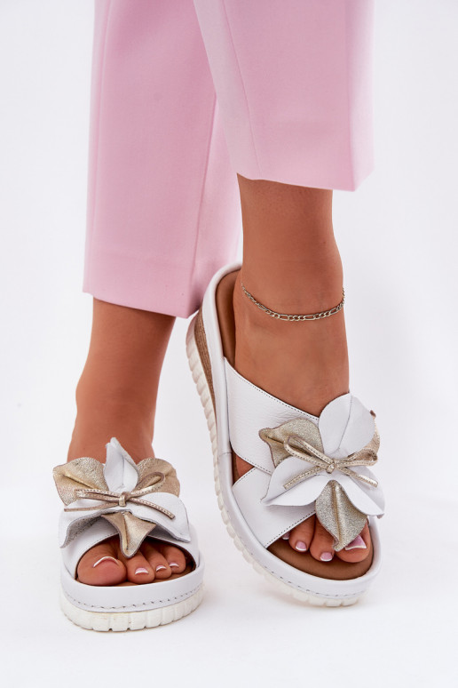 Chinelos de couro Feminino Em uma cunha Com decorações Uma flor Artiker 52C0537 cor branca