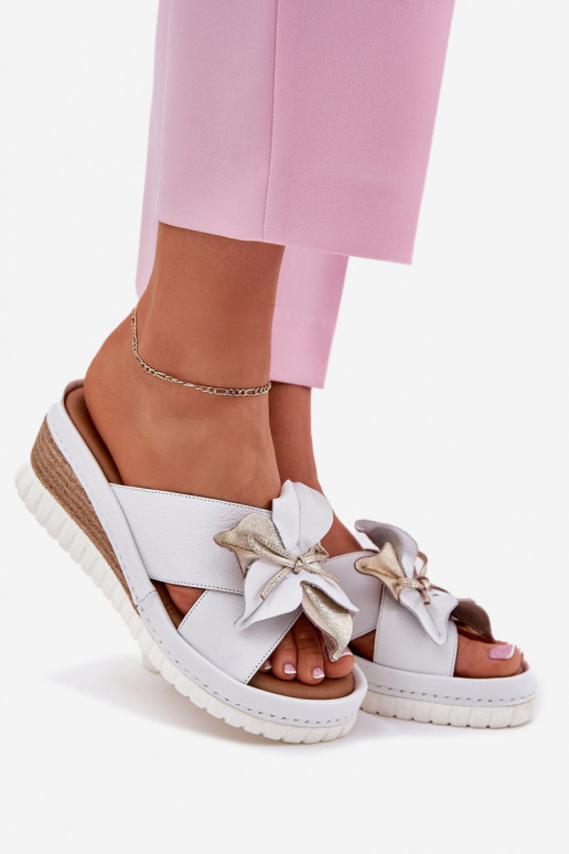 Chinelos de couro Feminino Em uma cunha Com decorações Uma flor Artiker 52C0537 cor branca