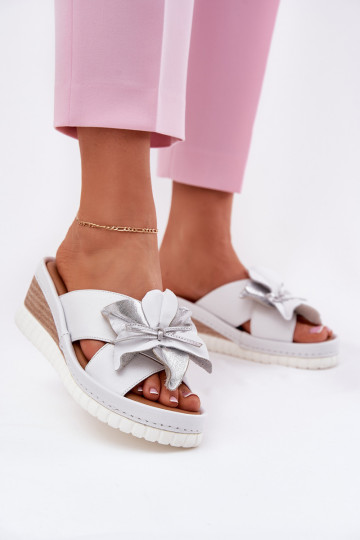 Chinelos de couro Feminino Em uma cunha Com decorações Uma flor Artiker 54C0538 Branco-cor prata 2