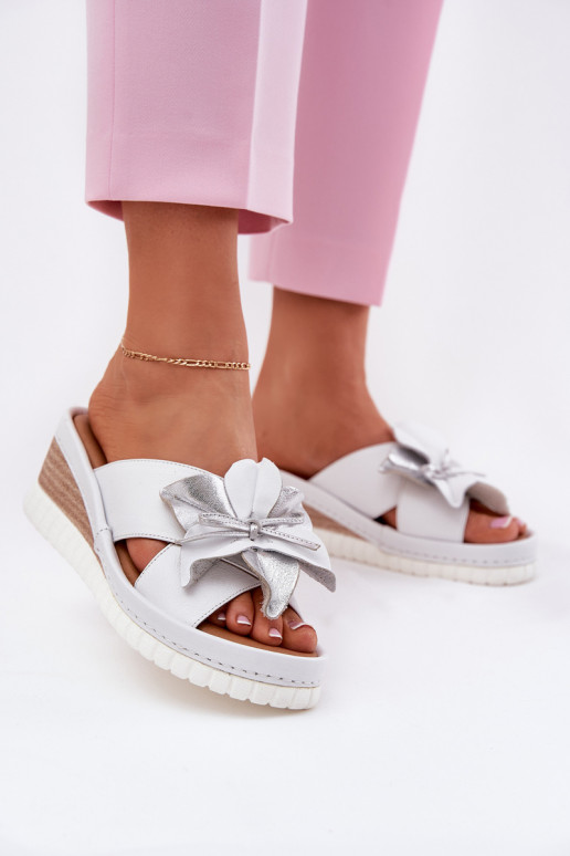 Chinelos de couro Feminino Em uma cunha Com decorações Uma flor Artiker 54C0538 Branco-cor prata Chinelos de couro Feminino Em uma cunha Com decorações Uma flor Artiker 54C0538 Branco-cor prata