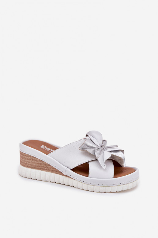 Chinelos de couro Feminino Em uma cunha Com decorações Uma flor Artiker 54C0538 Branco-cor prata Chinelos de couro Feminino Em uma cunha Com decorações Uma flor Artiker 54C0538 Branco-cor prata