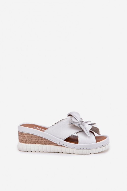 Chinelos de couro Feminino Em uma cunha Com decorações Uma flor Artiker 54C0538 Branco-cor prata Chinelos de couro Feminino Em uma cunha Com decorações Uma flor Artiker 54C0538 Branco-cor prata