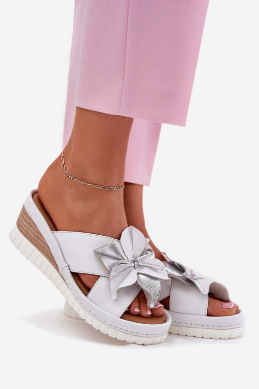 Chinelos de couro Feminino Em uma cunha Com decorações Uma flor Artiker 54C0538 Branco-cor prata Chinelos de couro Feminino Em uma cunha Com decorações Uma flor Artiker 54C0538 Branco-cor prata