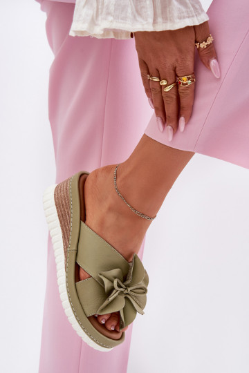 Chinelos de couro Feminino Em uma cunha Com decorações Uma flor Artiker 52C0503 cor verde 2