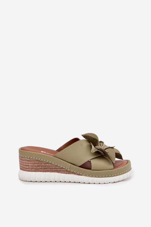 Chinelos de couro Feminino Em uma cunha Com decorações Uma flor Artiker 52C0503 cor verde Chinelos de couro Feminino Em uma cunha Com decorações Uma flor Artiker 52C0503 cor verde