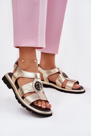 Sandálias femininas com efeito de verniz e detalhes decorativos Artiker 56C0689 na cor dourada