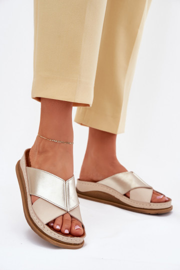 Chinelos de couro Feminino com uma plataforma Tem que serciejka L4986-37 bege-cor dourada