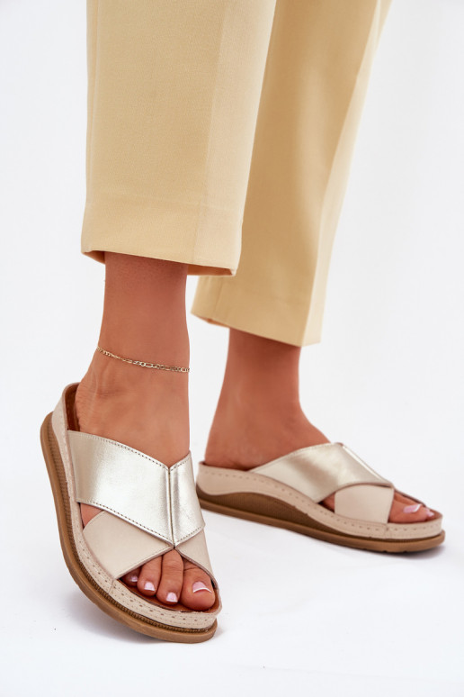 Chinelos de couro Feminino com uma plataforma Tem que serciejka L4986-37 bege-cor dourada Chinelos de couro Feminino com uma plataforma Tem que serciejka L4986-37 bege-cor dourada