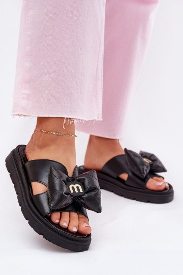 Chinelos de couro Feminino com uma plataforma com fitas CheBello 4647 cor preta