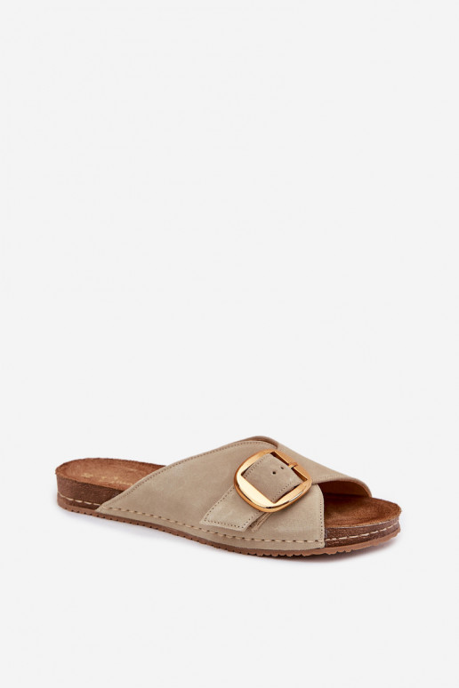 Chinelos de couro com fivelas douradas Tem que serciejka 07000-22 PistacjoParae Chinelos de couro com fivelas douradas Tem que serciejka 07000-22 PistacjoParae