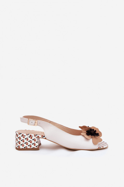 Sandálias femininas Feminino Klocke Com decorações Uma flor Laura Messi 2973 cor branca Sandálias femininas Feminino Klocke Com decorações Uma flor Laura Messi 2973 cor branca