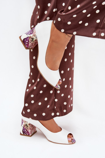 Sapatos de couro com saltos decorados Lejskis Shoes 2608/K na cor branca