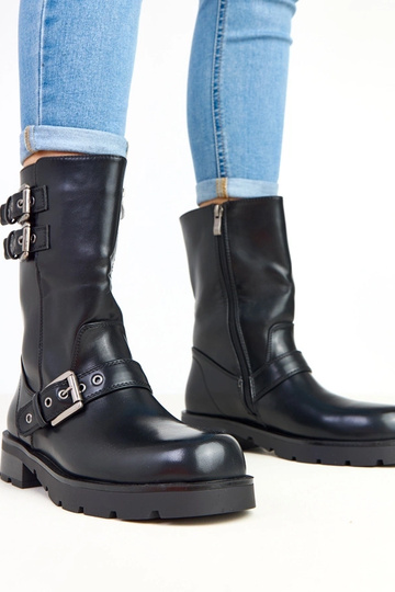 Botas de cano curto pretos com plataforma e fivelas decorativas Shalay