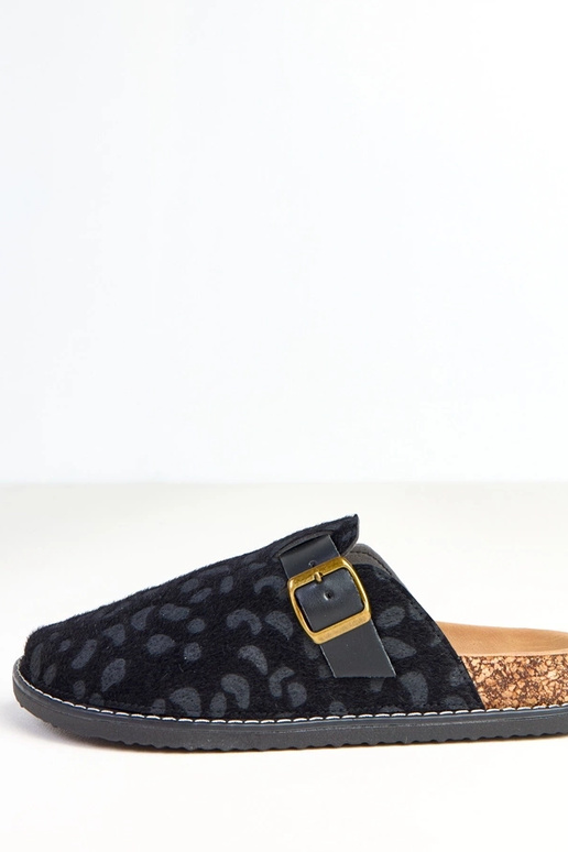 Chinelos femininos pretos com...