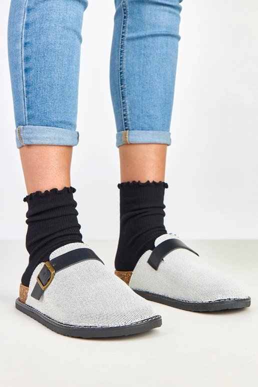 Chinelos pretos com plataforma de... Chinelos pretos com plataforma de...