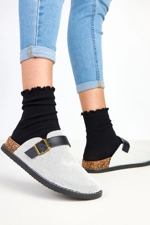 Chinelos pretos com plataforma de... Chinelos pretos com plataforma de...