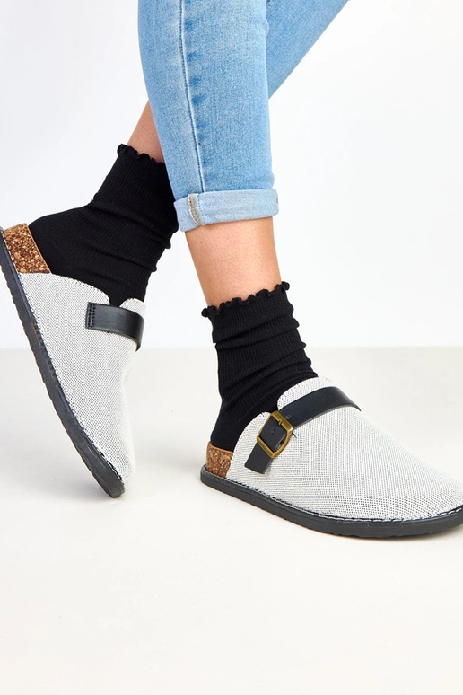 Chinelos pretos com plataforma de... Chinelos pretos com plataforma de...