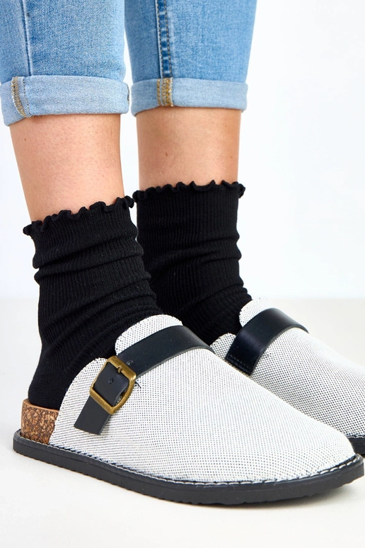 Chinelos pretos com plataforma de... Chinelos pretos com plataforma de...