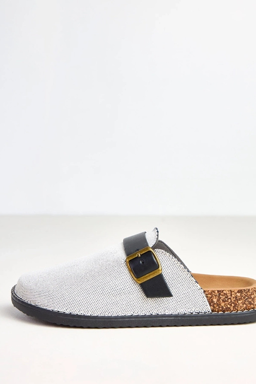 Chinelos pretos com plataforma de... Chinelos pretos com plataforma de...