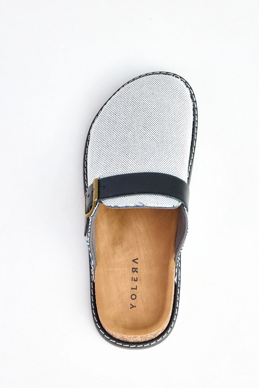 Chinelos pretos com plataforma de... Chinelos pretos com plataforma de...