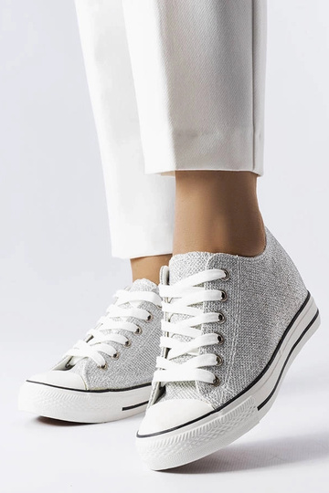 Tênis prateados brilhantes...