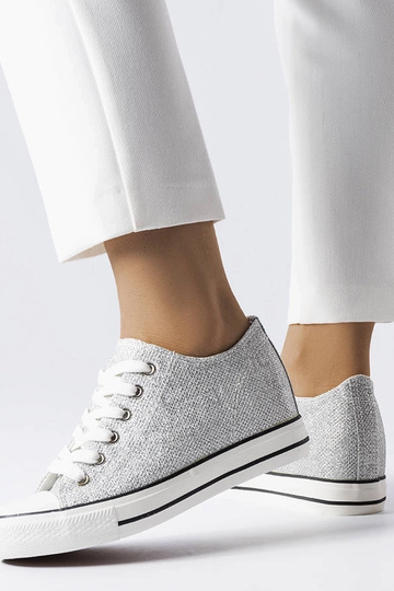 Tênis prateados brilhantes... 2