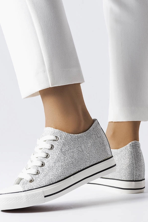 Tênis prateados brilhantes com... Tênis prateados brilhantes com...