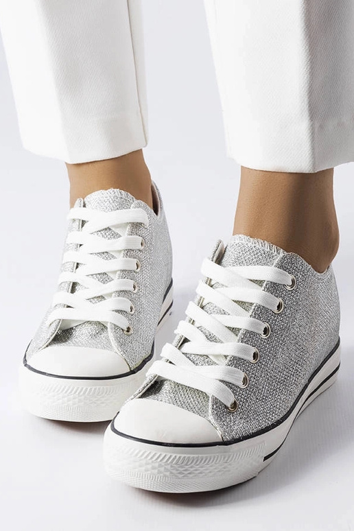 Tênis prateados brilhantes com... Tênis prateados brilhantes com...