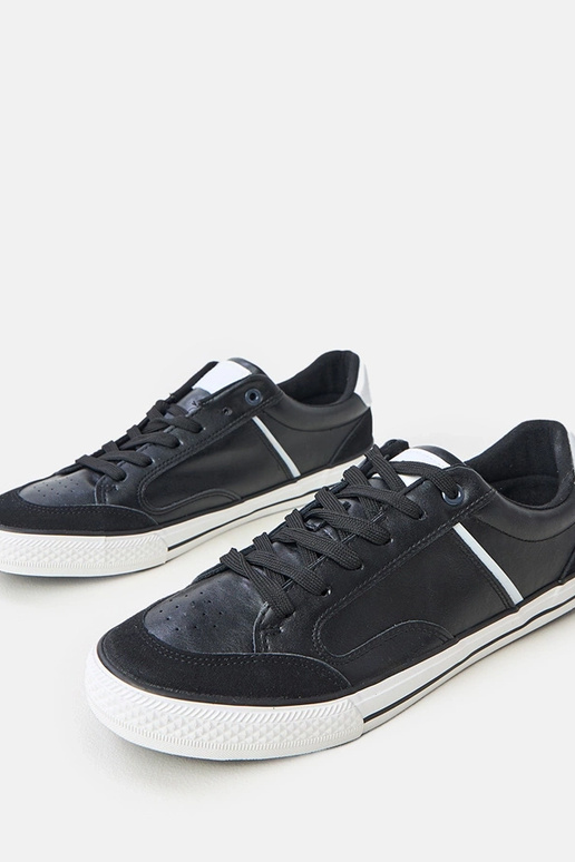 Tênis masculinos pretos com detalhes...