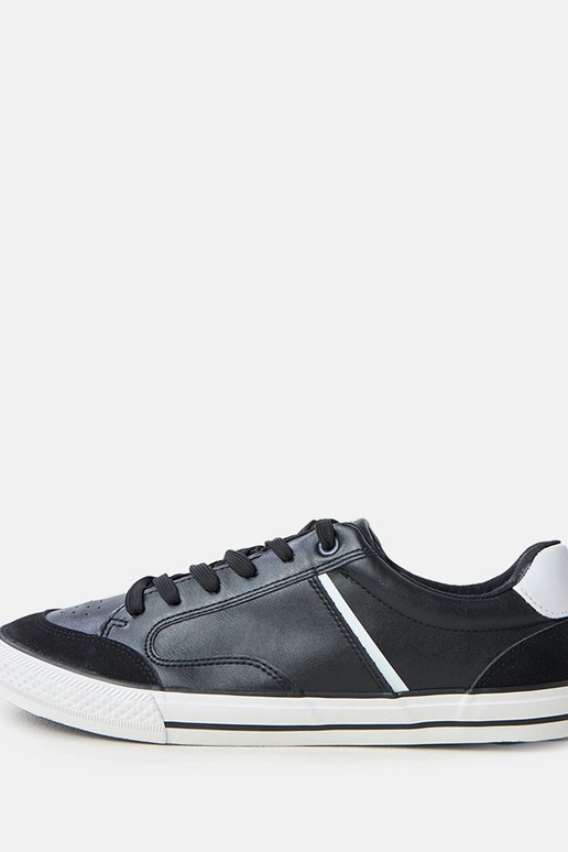 Tênis masculinos pretos com detalhes...