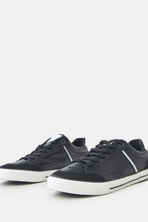 Tênis masculinos pretos com detalhes...