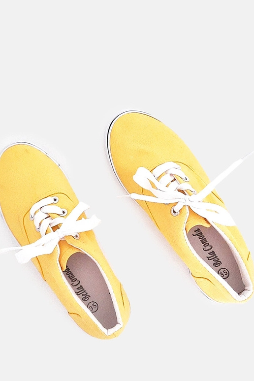 Tênis infantis amarelos com cadarços...