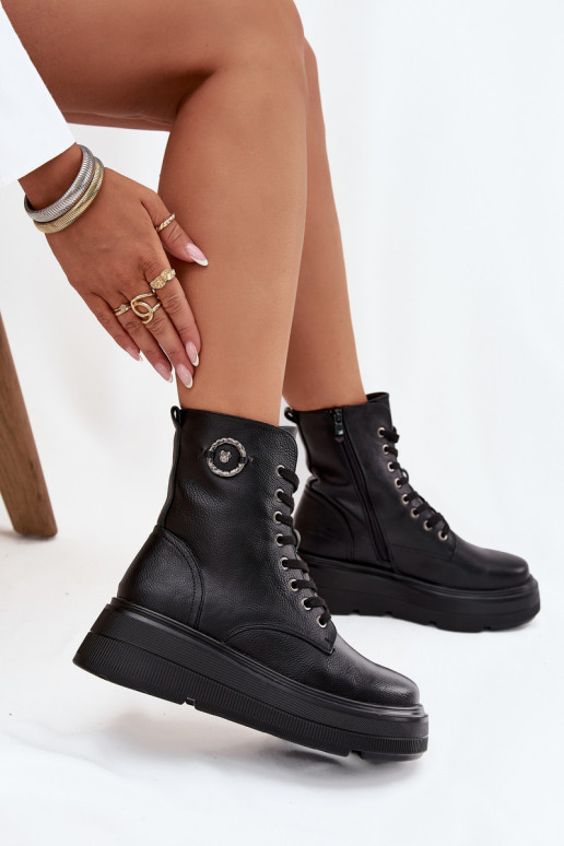 Botas de trabalho femininas de cano curto aquecidas com plataforma e detalhes adornados Vinceza 16513 na cor preta Botas de trabalho femininas de cano curto aquecidas com plataforma e detalhes adornados Vinceza 16513 na cor preta