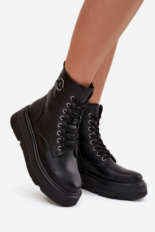 Botas de trabalho femininas de cano curto aquecidas com plataforma e detalhes adornados Vinceza 16513 na cor preta Botas de trabalho femininas de cano curto aquecidas com plataforma e detalhes adornados Vinceza 16513 na cor preta