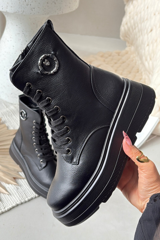 Botas de trabalho femininas de cano curto aquecidas com plataforma e detalhes adornados Vinceza 16513 na cor preta Botas de trabalho femininas de cano curto aquecidas com plataforma e detalhes adornados Vinceza 16513 na cor preta