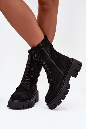 Bota feminina de cano curto forrada e com detalhes em ornamentos cor preta Melisse