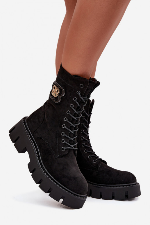 Bota feminina de cano curto forrada e com detalhes em ornamentos cor preta Melisse