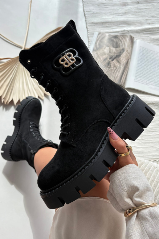 Bota feminina de cano curto forrada e com detalhes em ornamentos cor preta Melisse